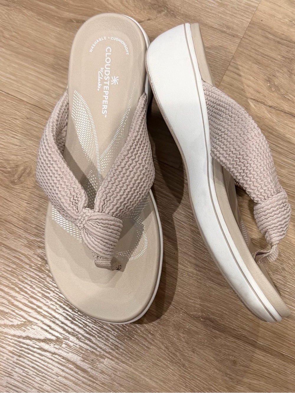 Clarks Cloudsteppers Women's Light Beige Knotted Fabric Thong Sandals